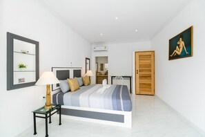 4 Bedrooms Villa | 4 slaapkamers, een kluis op de kamer, een bureau