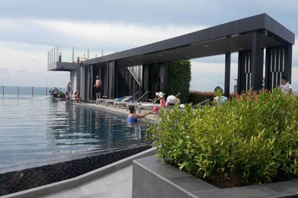 The Base Central Pattaya by Arawat