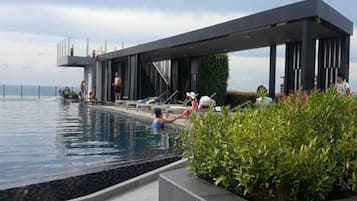 2 outdoor pools
