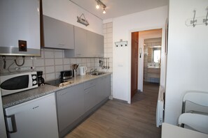 Kühlschrank, Mikrowelle, Wasserkocher mit Kaffee-/Teezubehör