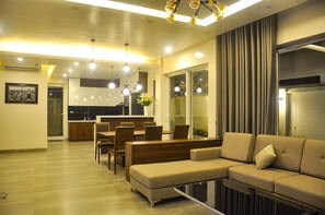 Villa (8 Bedrooms) | Sala de estar | Una televisión de pantalla plana