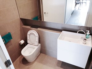Comfort Apartment, 2 Bedrooms | Bathroom | Shower, free toiletries, hair dryer, bathrobes - Stunning View Daystt APT Southbank (Southbank)