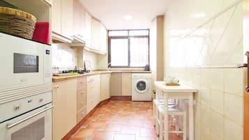 Een koelkast, een magnetron, een oven, een koffiezetapparaat/waterkoker