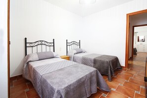 2 bedrooms, iron/ironing board, bed sheets