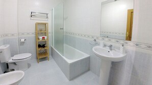 Ein Badezimmer mit Toilette, Waschbecken und Badewanne.