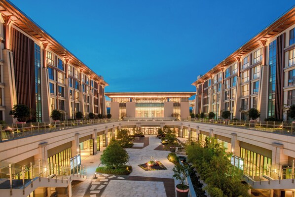 Property grounds - Shinhwa Jeju Shinhwa World Hotel & Resorts (Seogwipo)