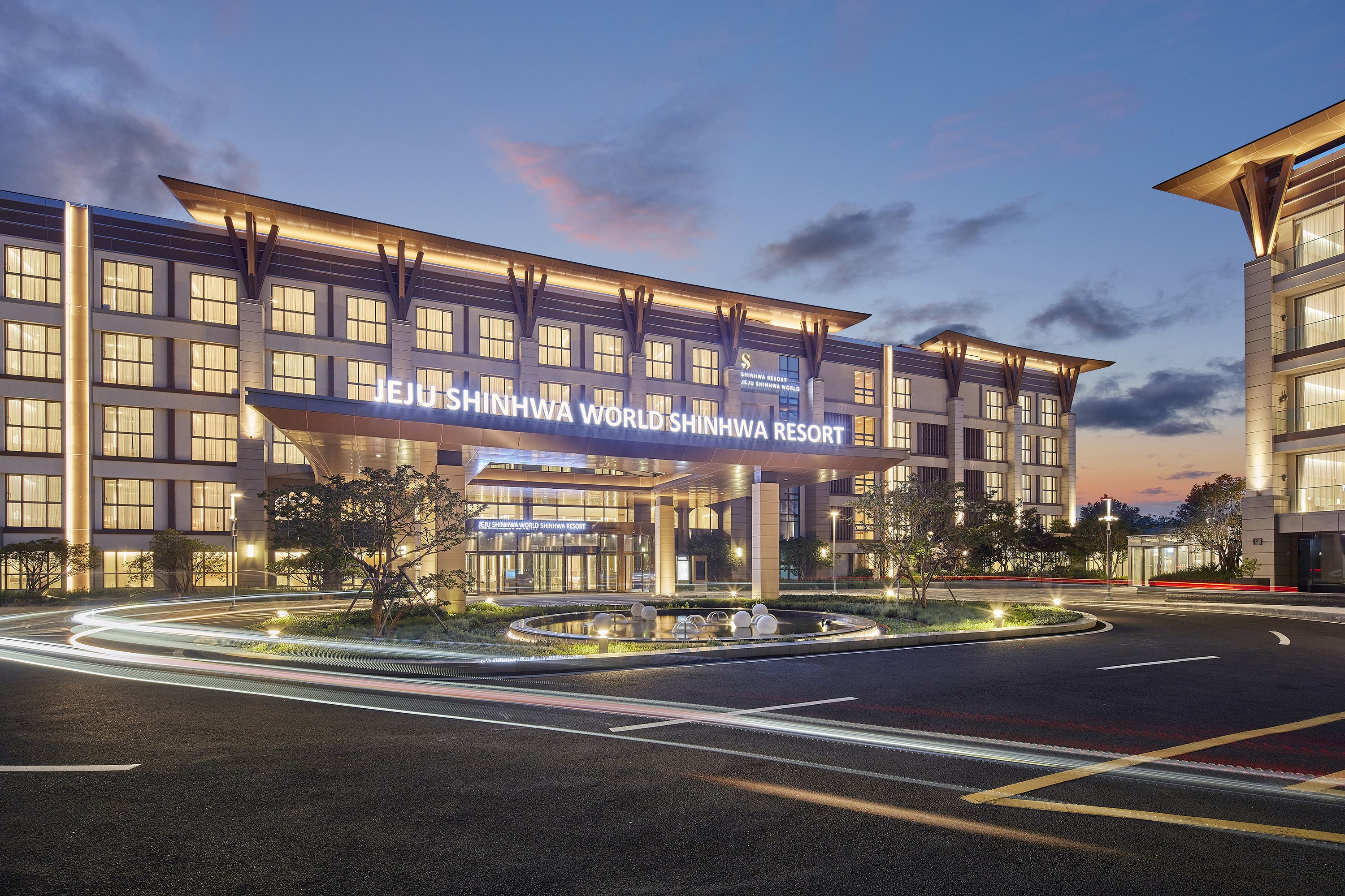 Bagian depan properti - sore/malam