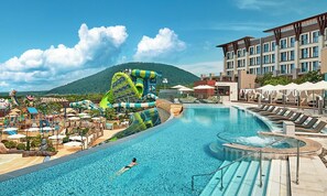 Innendørsbasseng,utendørsbasseng, bassengtelt (mot betaling) og badevakt