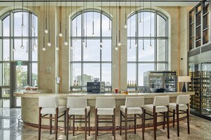 Con vista a la piscina, abre solo algunos días