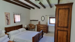 4 slaapkamers, een bureau, een strijkplank/strijkijzer, gratis wifi