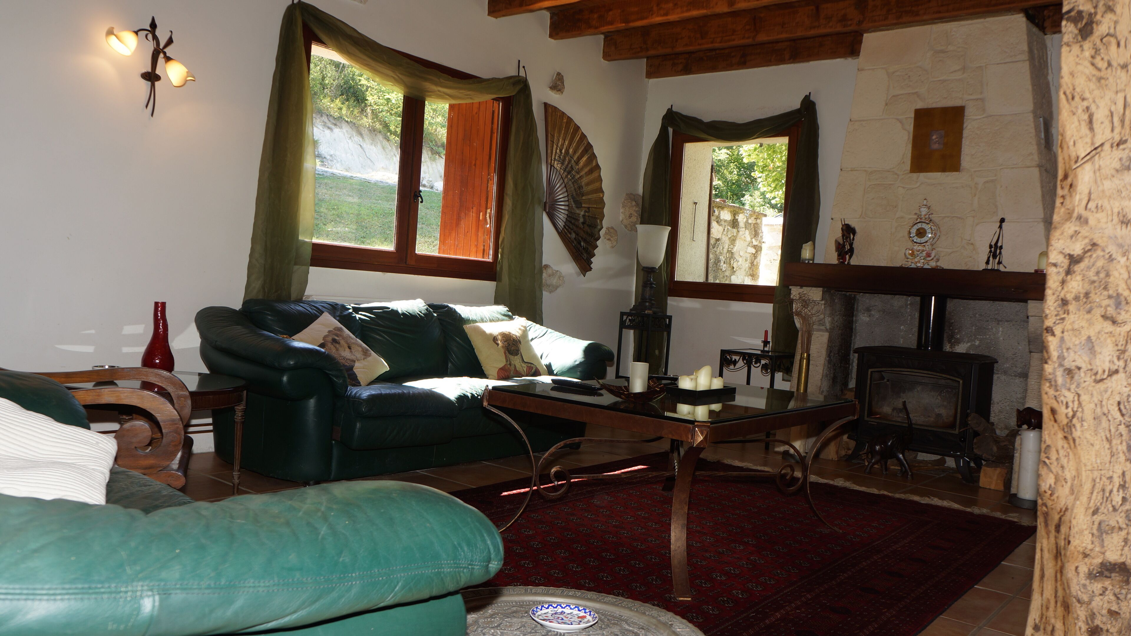 TV connectée, cheminée, lecteur de DVD, table de tennis de table