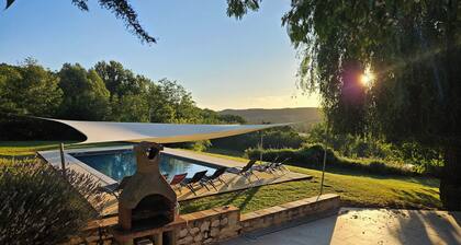 Grange spacieuse, magnifiquement convertie avec poutres apparentes, piscine