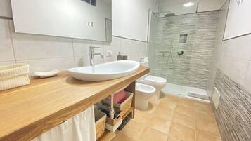 Combinazione doccia/vasca, asciugacapelli, bidet, asciugamani