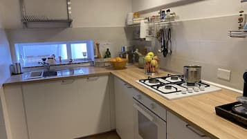 Frigorífico, horno, placa de cocina y cafetera o tetera