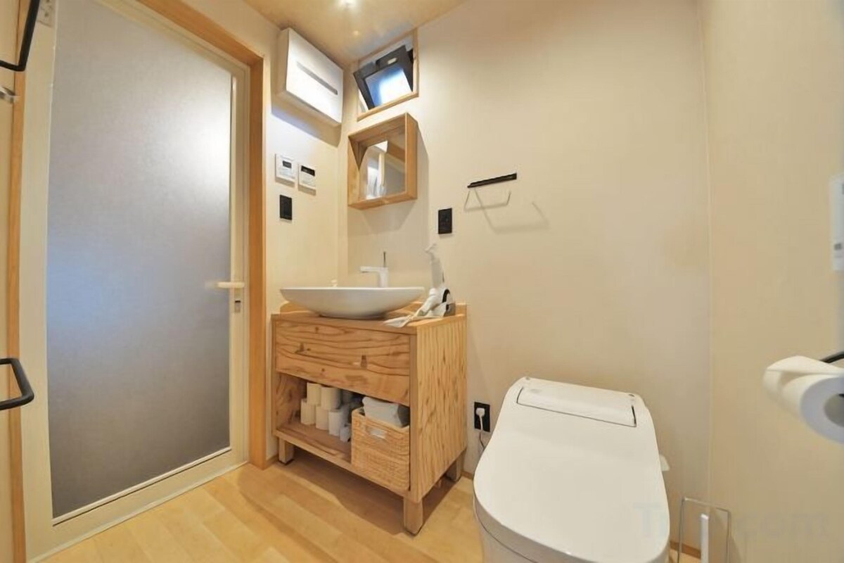 Bathroom | Separate tub and shower, deep soaking tub, free toiletries, slippers