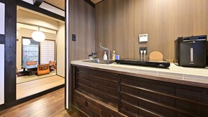 Una cocina moderna con armarios de madera, un lavamanos integrado y un refrigerador.