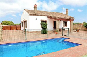 A white building with a tiled roof and a swimming pool in front. - Rustic holiday villa for 5 people (CONIL DE LA FRONTERA)