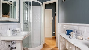 Combinazione doccia/vasca, asciugacapelli, bidet, asciugamani