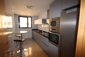 Réfrigérateur, micro-ondes, lave-vaisselle, cafetière/bouilloire