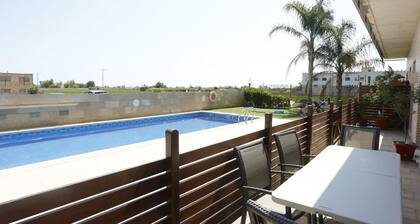 Joli appartement avec piscine, WIFI, climatisation, TV, terrasse et animaux admis