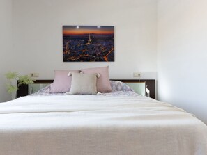 2 bedrooms, travel crib, free WiFi