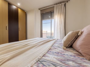 2 bedrooms, travel cot, free WiFi