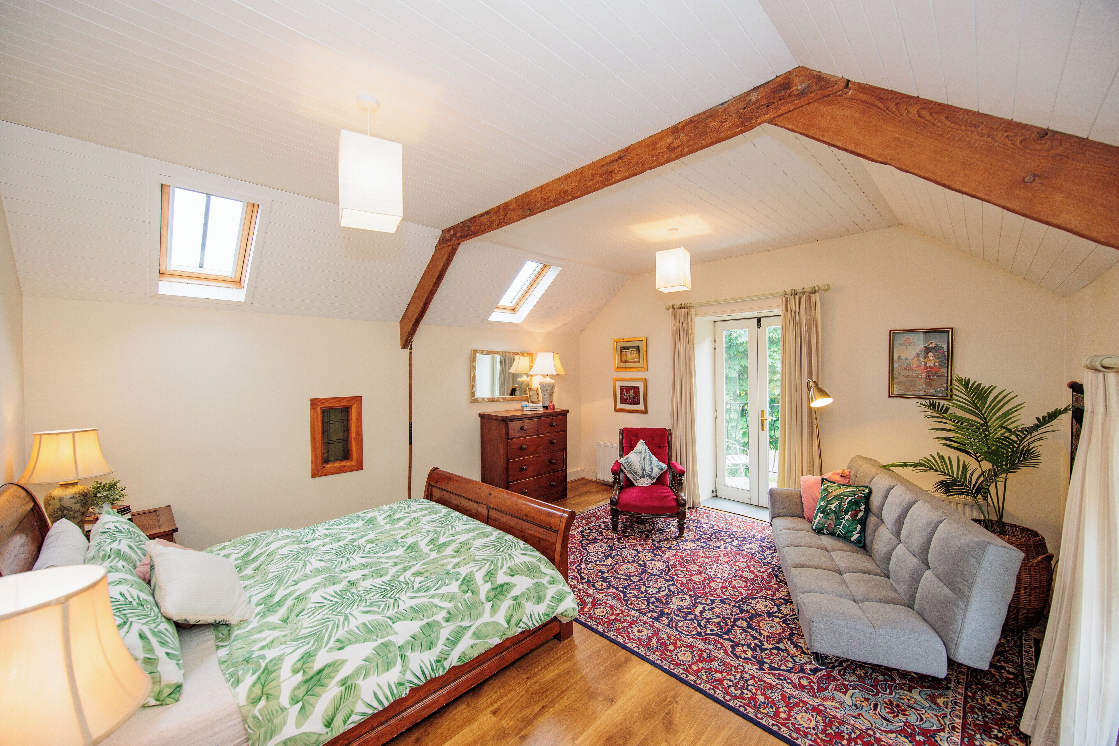 4 bedrooms, iron/ironing board, WiFi, bed sheets