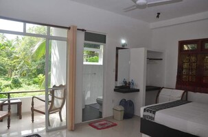 Superior Room with Terrace  | Tabla de planchar con plancha y ropa de cama