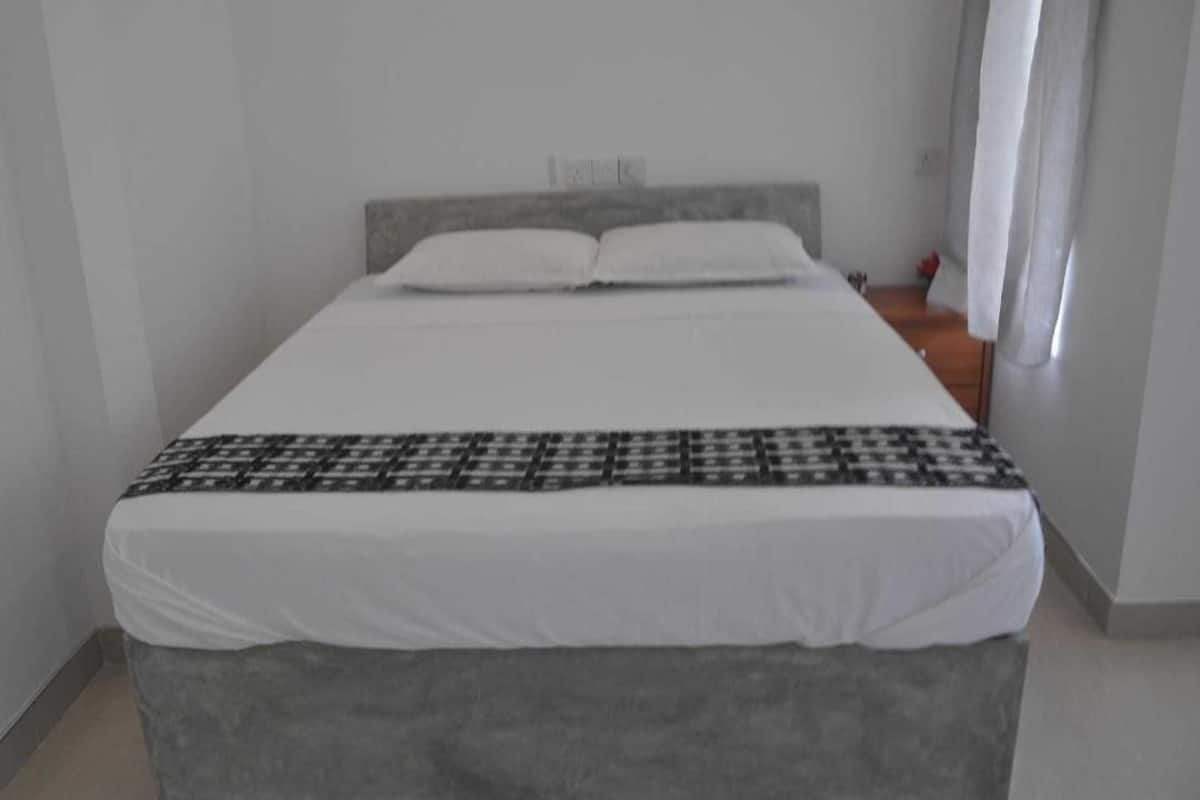 Tabla de planchar con plancha y ropa de cama