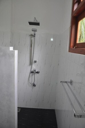 Ducha del cuarto de baño