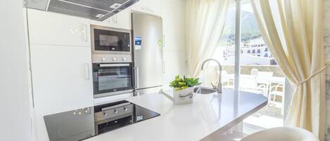 Kühlschrank, Mikrowelle, Ofen, Herdplatte