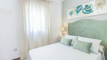 1 slaapkamer, een strijkplank/strijkijzer, gratis wifi, beddengoed