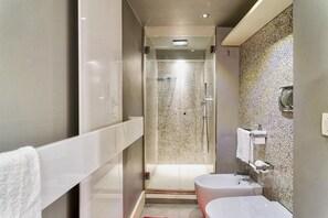 Kostenlose Toilettenartikel, Haartrockner, Bademäntel, Handtücher