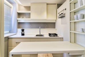 Réfrigérateur, micro-ondes, plaque de cuisson, bouilloire électrique