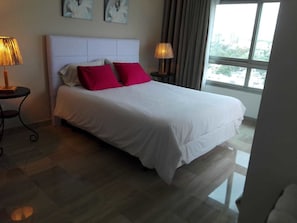 PLATINUM Suite @Malecon Center | 1 habitación, escritorio, cortinas blackout y insonorización 
