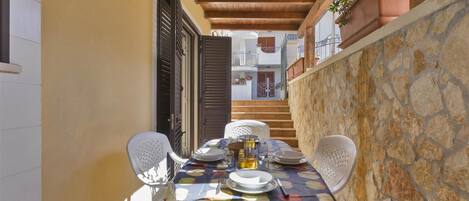 تناول الطعام بالخارج