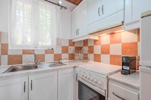 Fridge, oven, coffee/tea maker, electric kettle