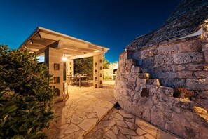 Outdoor dining - Trullo di Bacco: Peaceful Countryside Trullo with Pool (Locorotondo)