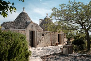 Exterior - Trullo di Bacco: Peaceful Countryside Trullo with Pool (Locorotondo)