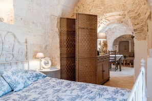 1 bedroom, iron/ironing board, WiFi, bed sheets - Trullo di Bacco: Peaceful Countryside Trullo with Pool (Locorotondo)