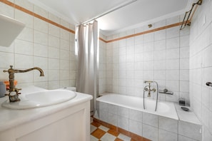 Shower, hair dryer, towels, shampoo - Helianthos 1 ,Douliana, Near Vamos & Almirida (Chania)