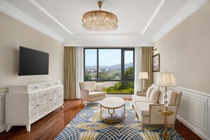 Executive Suite, 1 King Bed | Living room - Four Points by Sheraton Lang Son (Lang Son)