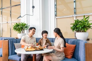 Se ofrece un desayuno bufé todos los días (por un coste adicional)