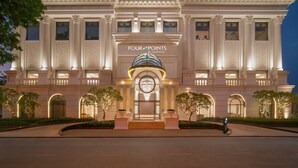Un edificio imponente con una entrada central, columnas y una cúpula.