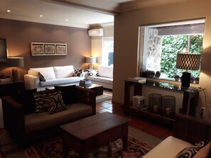 TV, fireplace, books, music library - Cozy and quiet house in Majadahonda just 19 km from Madrid (Majadahona (Madrid))