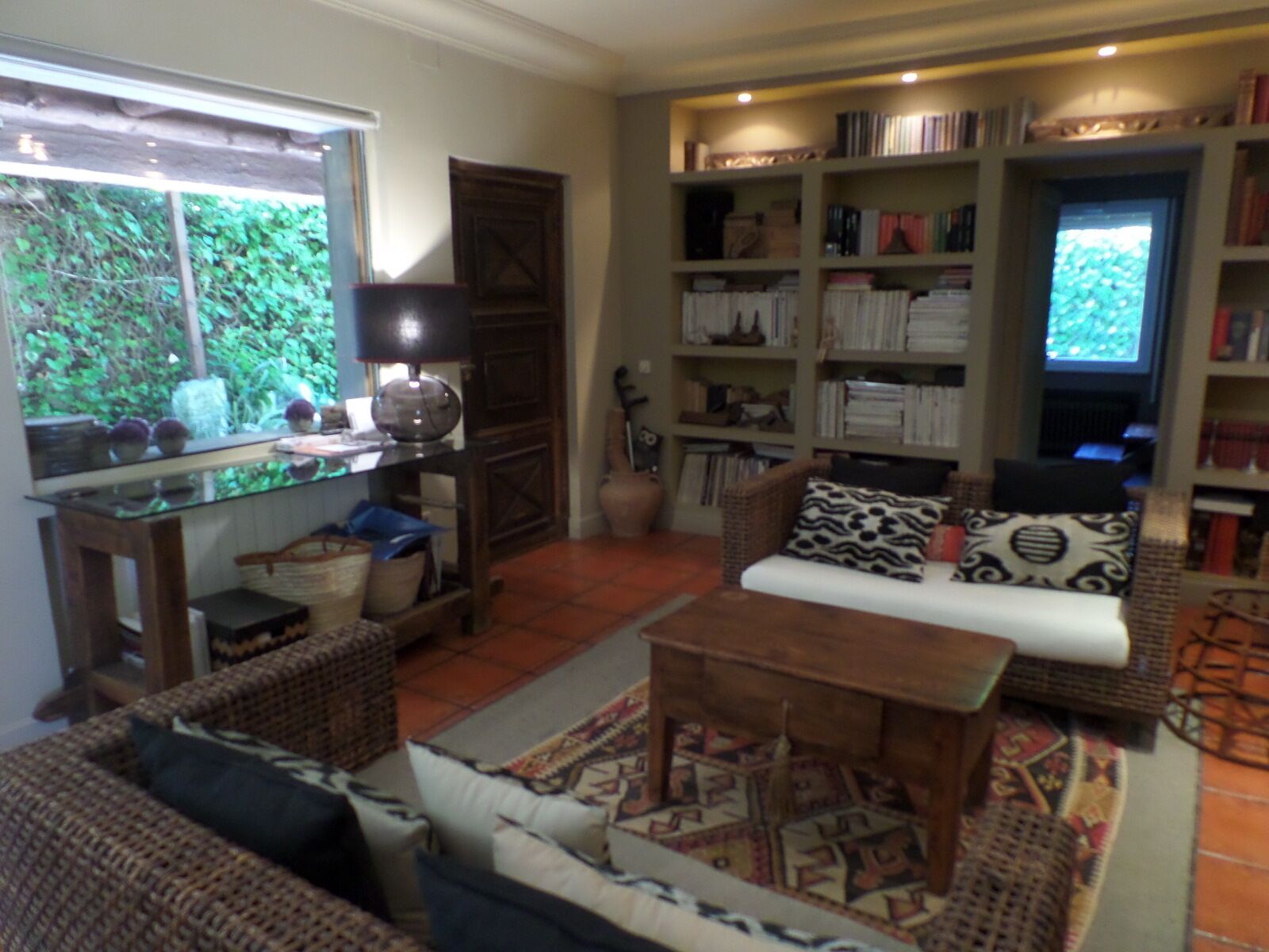 Una televisión, una chimenea, libros, una biblioteca de música