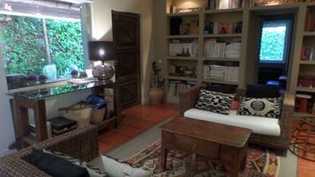 Una televisión, una chimenea, libros, una biblioteca de música