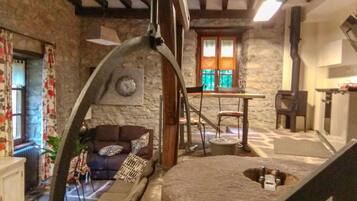 Una televisión, una chimenea