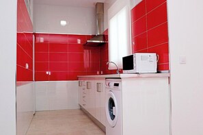 Kjøleskap, mikrobølgeovn, kaffetrakter/tekoker og brødrister