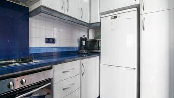 Jääkaappi, liesi, kahvin-/teenkeitin